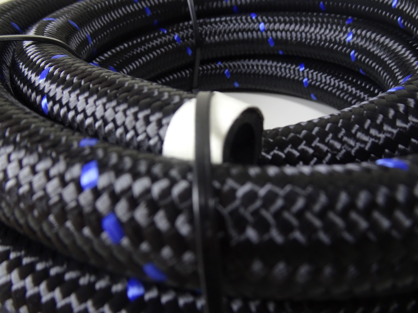4m AN-10 Nylon-Braided Oil Cooler Hose, Blue Fleck | SKADI - Image 9