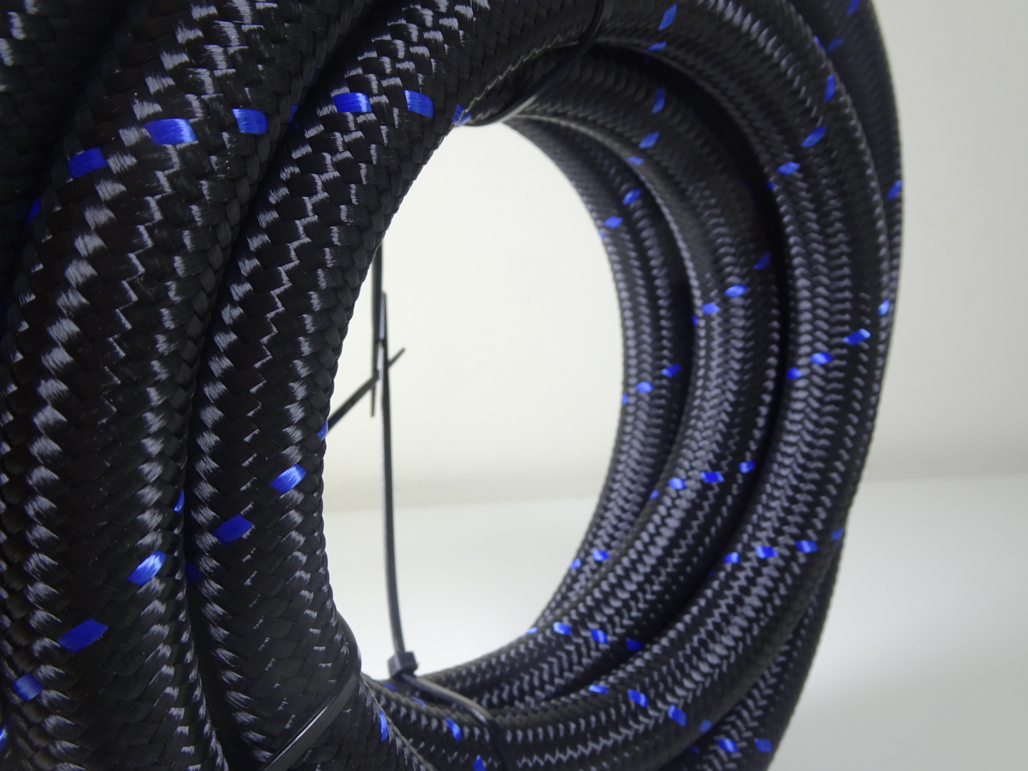 4m AN-10 Nylon-Braided Oil Cooler Hose, Blue Fleck | SKADI - Image 3